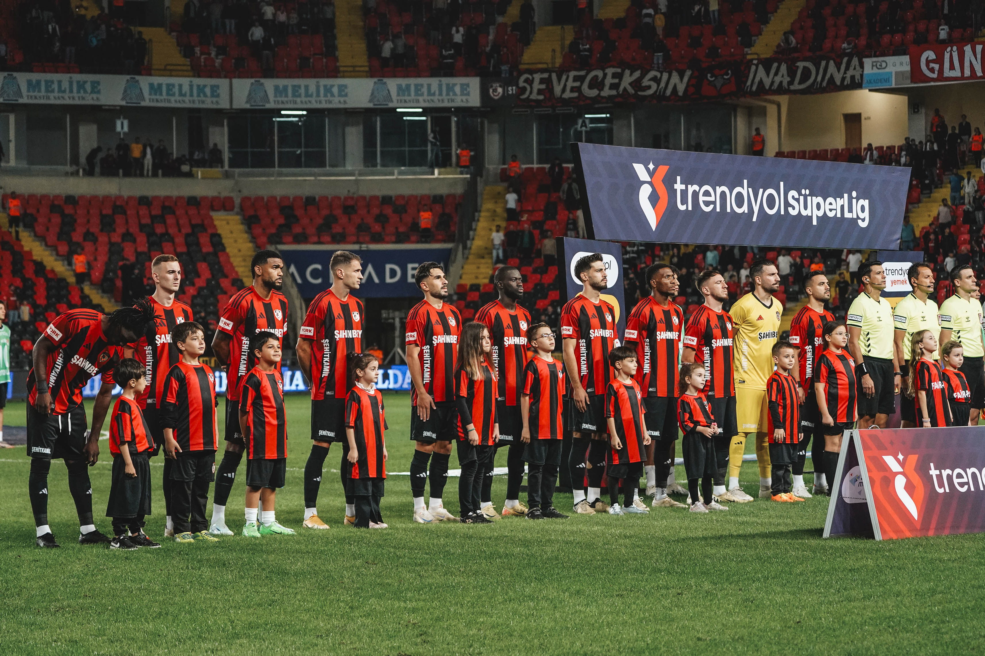 YAVRU ŞAHİNLER FUTBOLCULARIMIZLA SAHAYA ADIM ATIYOR!