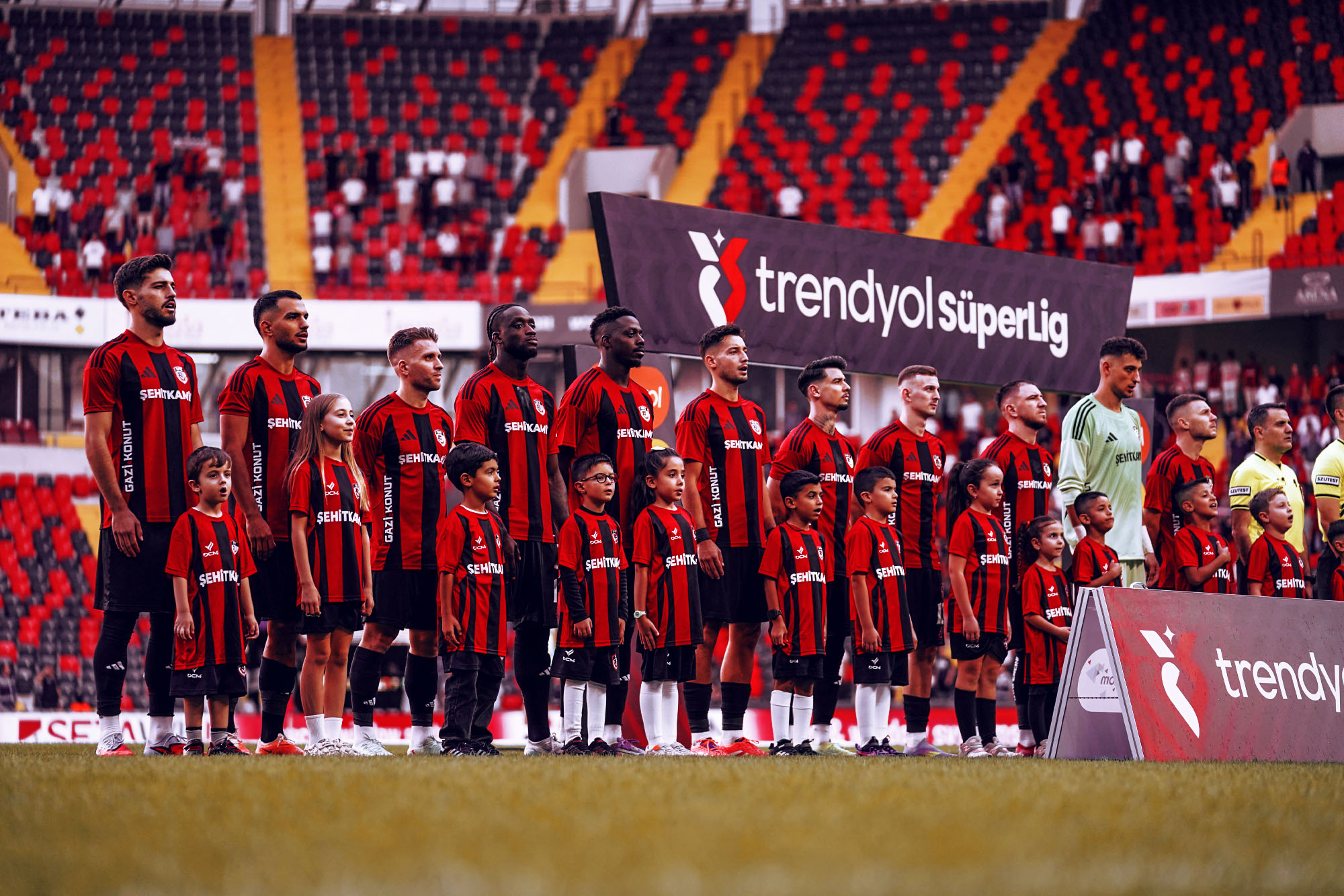 YAVRU ŞAHİNLER FUTBOLCULARIMIZLA SAHAYA ADIM ATIYOR!